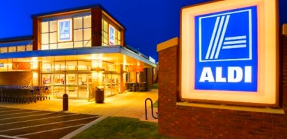 Supermarket wars: Aldi takes on market share as Woolworths drops prices