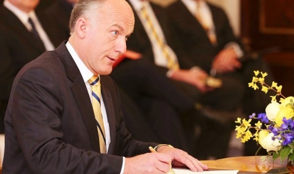 Abetz OK with Hutchinson firing workers by text message but lawyer says it’s not a great idea