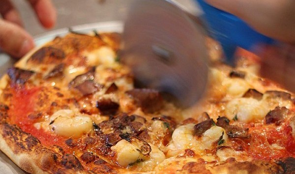 Earn a crust: Melbourne small business owner offers free pizzas for vegies