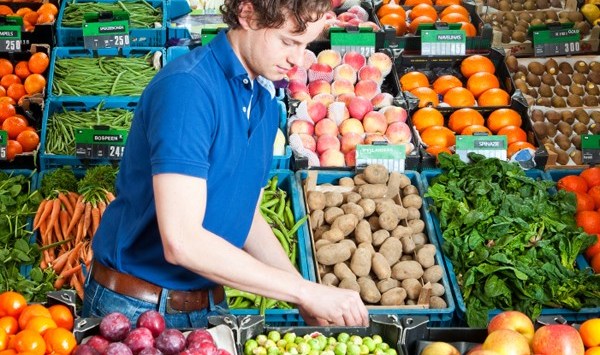 Independent fruit and vegie retailer brings farmers into store to push local produce and combat big boys