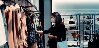 woman wearing face mask shopping covid-19