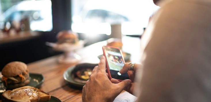 Man-taking-photo-of-food-for-online-review